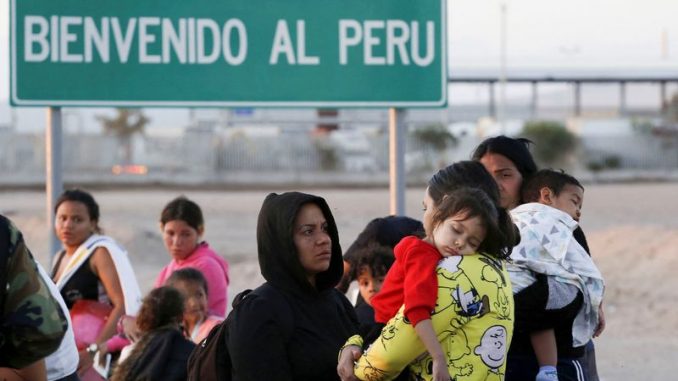 Migrantes indocumentados atrapados en la frontera chilena y peruana, en Arica