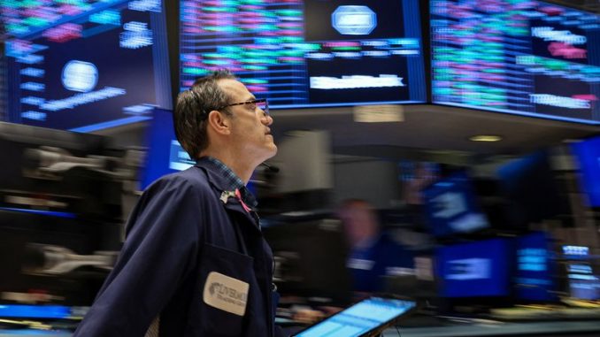FOTO DE ARCHIVO: Un operador trabaja en la Bolsa de Nueva York (NYSE) en Nueva York