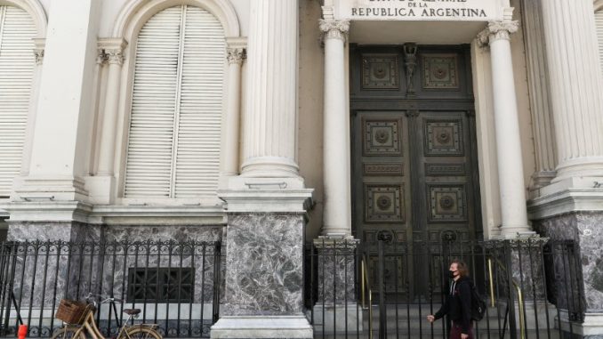 Foto de archivo: imagen de la fachada del edificio del Banco Central de la República Argentina en Buenos Aires