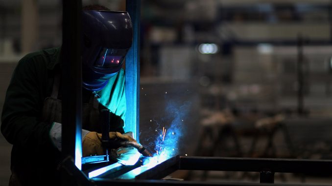 Employee works at industrial manufacturing company Gottert in Garin