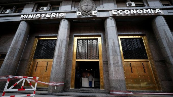 Una persona en el edificio del Ministerio de Economía en el distrito financiero de Buenos Aires