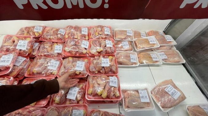 Foto de archivo: un hombre agarra una bandeja de pollo en un supermercado en Buenos Aires